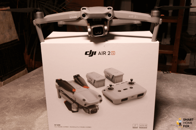 Die DJI Air 2S Drohne liegt auf dem Fly More Combo Paket